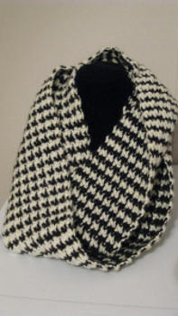 http://www.favecrafts.com/master_images/FaveCrafts/Houndstooth-Crocheted-Scarf.jpg