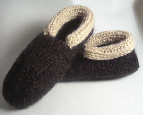 http://www.favecrafts.com/master_images/Knitting/Cozy%20Cabin%20Slippers%20for%20Men.jpg