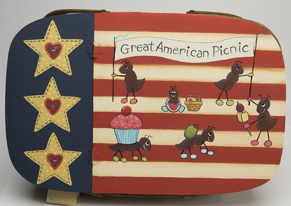 American Picnic Basket Detail